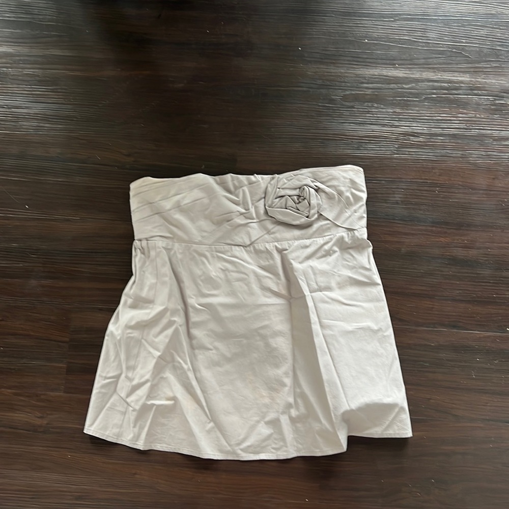 Small strapless top, flower detailing on the top, light grey Alice and Olivia